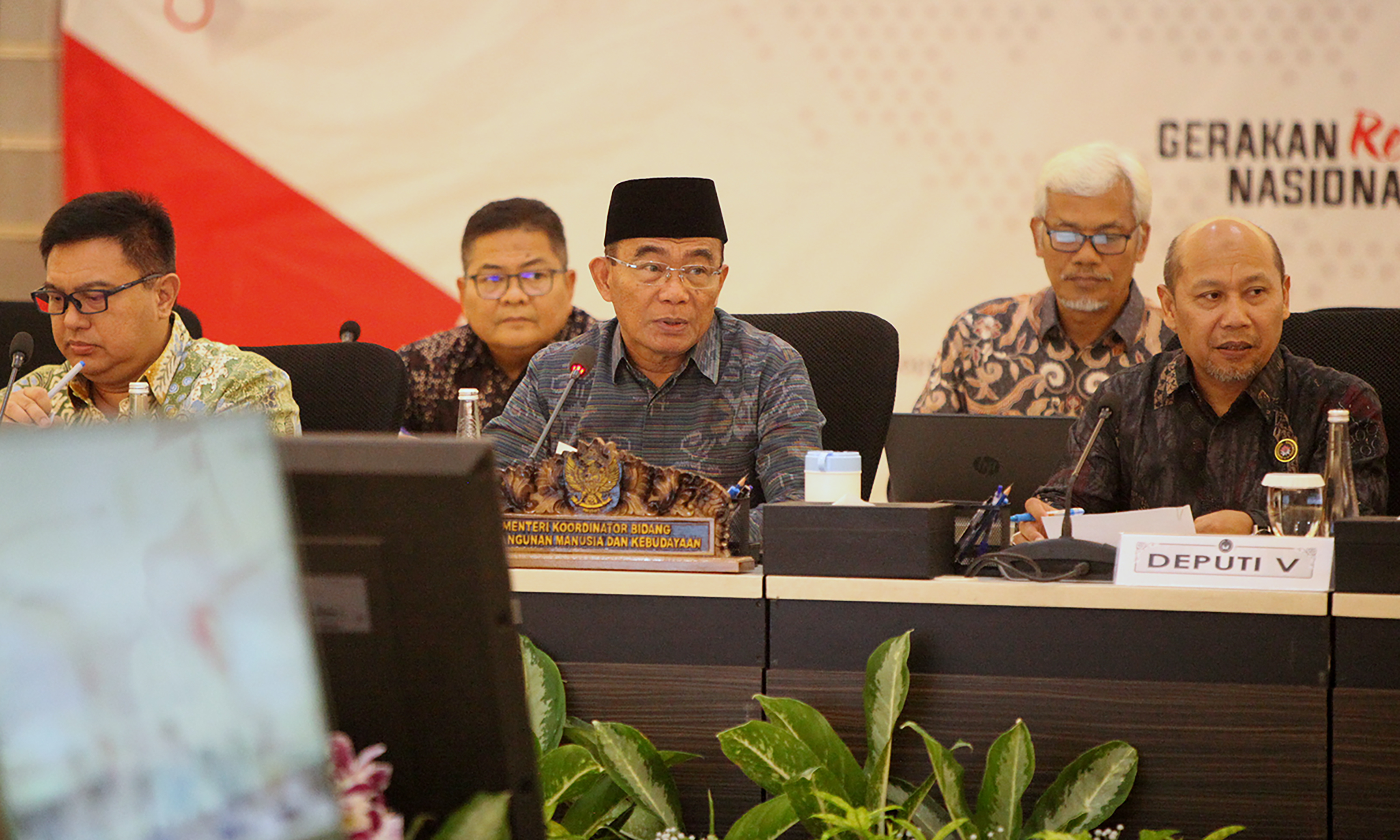 Menko PMK Muhadjir Effendy (tengah) saat memimpin Rapat Tingkat Menteri di kantor Kemenko PMK, Jakarta, Jumat (9/8/2024). (BeritaNasional.com/Oke Atmaja)