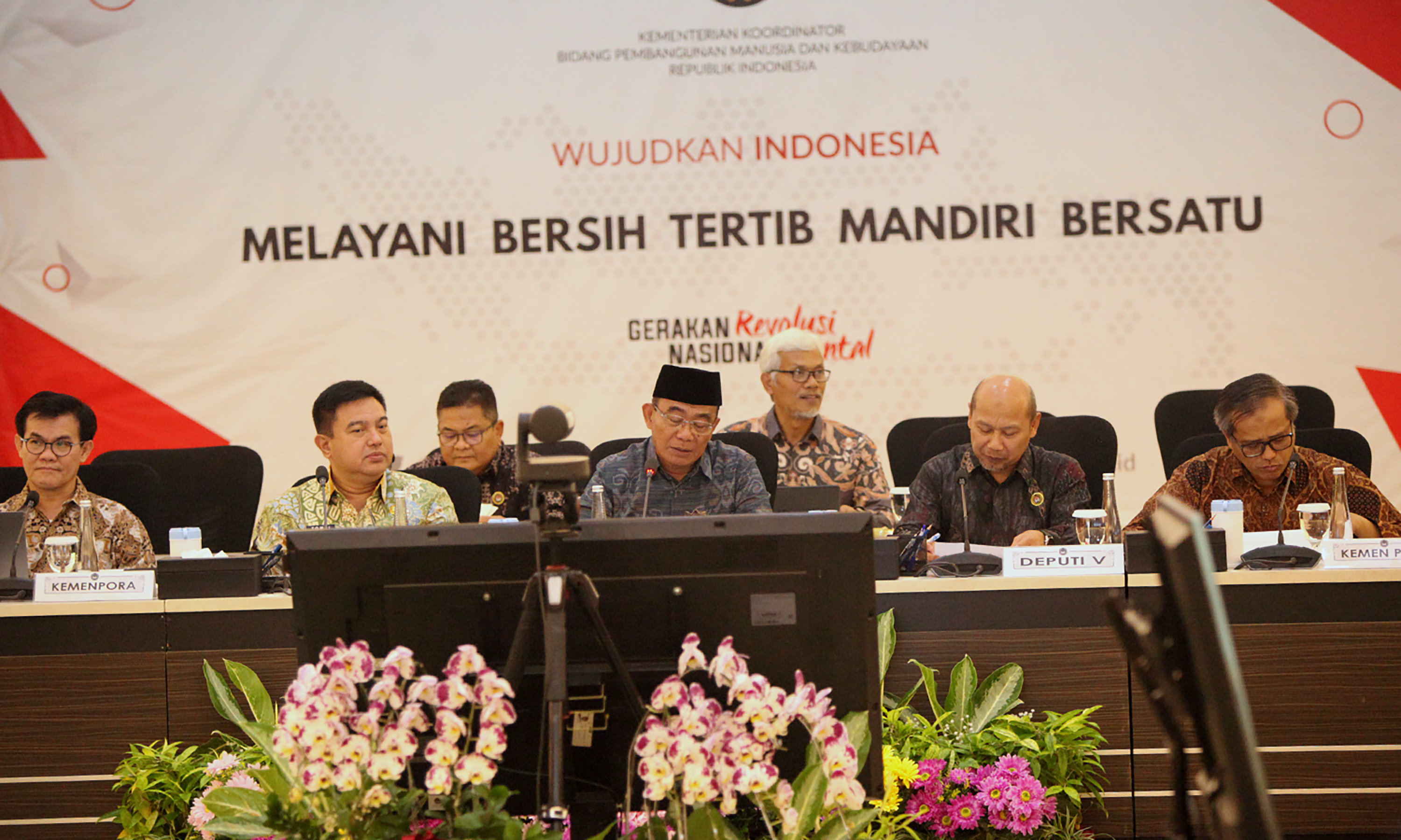 Menko PMK Muhadjir Effendy (tengah) saat memimpin Rapat Tingkat Menteri di kantor Kemenko PMK, Jakarta, Jumat (9/8/2024). (BeritaNasional.com/Oke Atmaja)