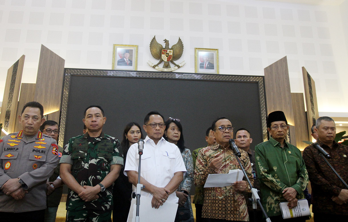 Menko PMK Pratikno (kedua kiri) didampingi Mendagri Tito Karnavian (tengah), Menhub Dudy Purwagandhi (kiri), Panglima TNI Jenderal TNI Agus Subiyanto (kedua kanan), dan Kapolri Jenderal Pol Listyo Sigit Prabowo (kanan) memimpin rapat tingkat menteri di Kantor Kemenko PMK, Jakarta, Jumat (22/11/2024).(BeritaNasional.com/Oke Atmaja)