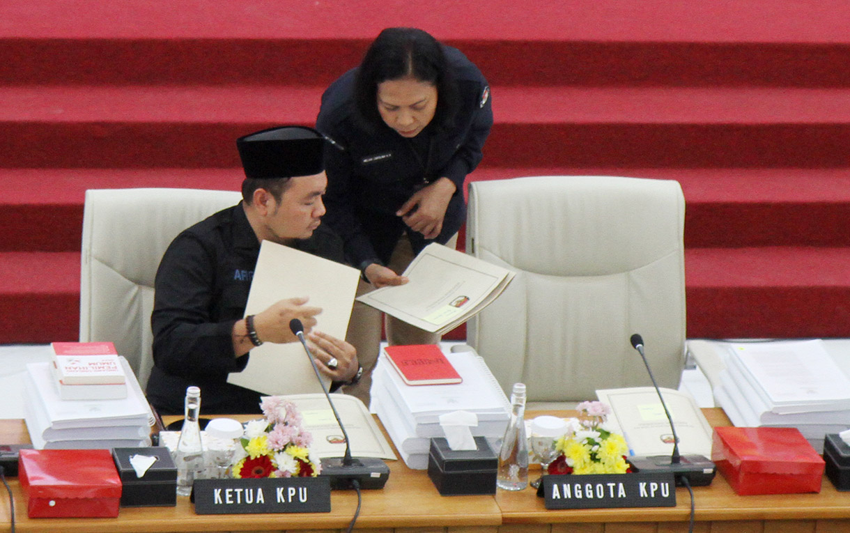 Suasana rapat pleno rekapitulasi nasional Pemilu 2024 pascatindak lanjut putusan Mahkamah Konstitusi (MK) di Gedung KPU, Jakarta, Minggu (28/7/2024). (BeritaNasional.com/Oke Atmaja)