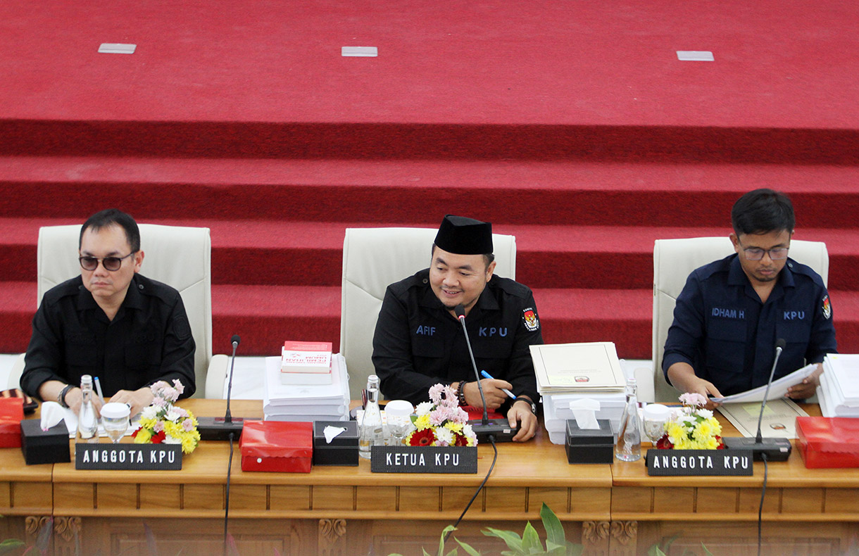 Suasana rapat pleno rekapitulasi nasional Pemilu 2024 pascatindak lanjut putusan Mahkamah Konstitusi (MK) di Gedung KPU, Jakarta, Minggu (28/7/2024). (BeritaNasional.com/Oke Atmaja)