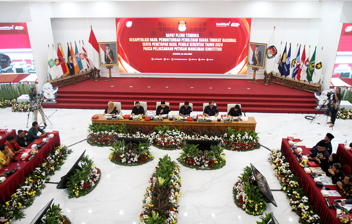 Suasana rapat pleno rekapitulasi nasional Pemilu 2024 pascatindak lanjut putusan Mahkamah Konstitusi (MK) di Gedung KPU, Jakarta, Minggu (28/7/2024). (BeritaNasional.com/Oke Atmaja)