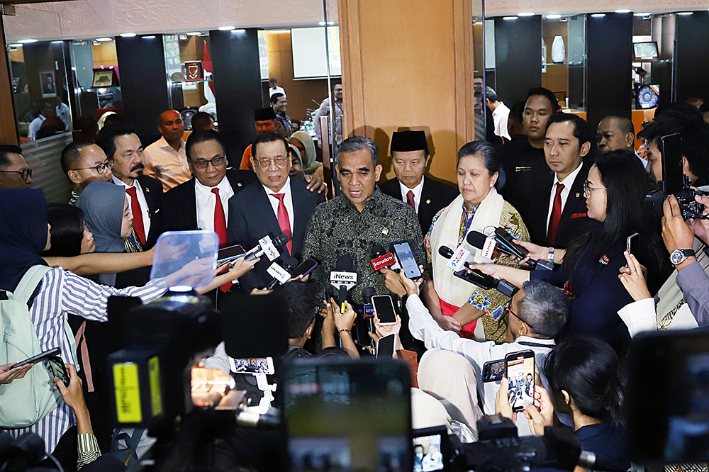 Ketua MPR RI Ahmad Muzani bersama para Wakil Ketua MPR RI berfoto bersama usai rapat pimpinan MPR RI. (BeritaNasional/Elvis Sendouw)