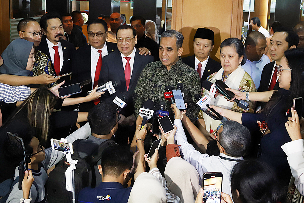 Ketua MPR RI Ahmad Muzani bersama para Wakil Ketua MPR RI berfoto bersama usai rapat pimpinan MPR RI. (BeritaNasional/Elvis Sendouw)