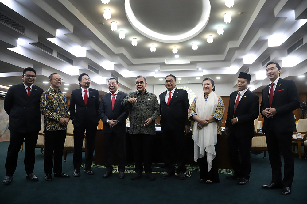 Ketua MPR RI Ahmad Muzani bersama para Wakil Ketua MPR RI berfoto bersama usai rapat pimpinan MPR RI. (BeritaNasional/Elvis Sendouw)