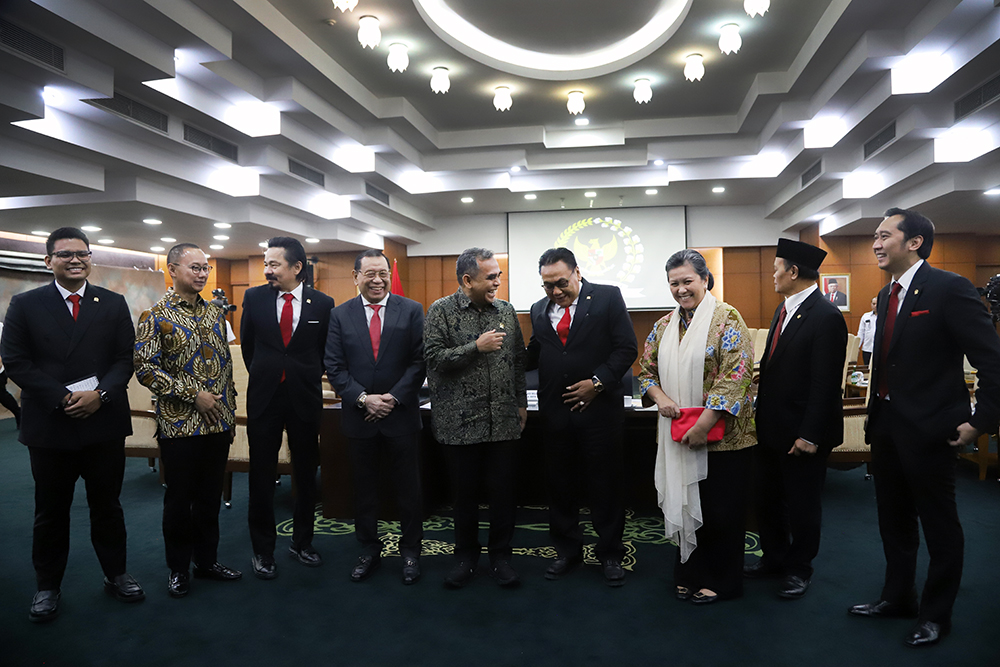 Ketua MPR RI Ahmad Muzani bersama para Wakil Ketua MPR RI berfoto bersama usai rapat pimpinan MPR RI. (BeritaNasional/Elvis Sendouw)