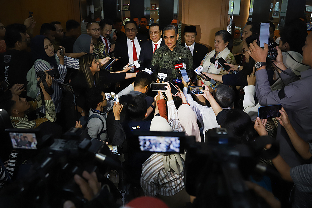 Ketua MPR RI Ahmad Muzani bersama para Wakil Ketua MPR RI berfoto bersama usai rapat pimpinan MPR RI. (BeritaNasional/Elvis Sendouw)