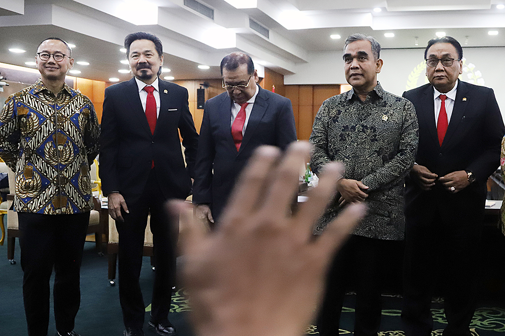 Ketua MPR RI Ahmad Muzani bersama para Wakil Ketua MPR RI berfoto bersama usai rapat pimpinan MPR RI. (BeritaNasional/Elvis Sendouw)