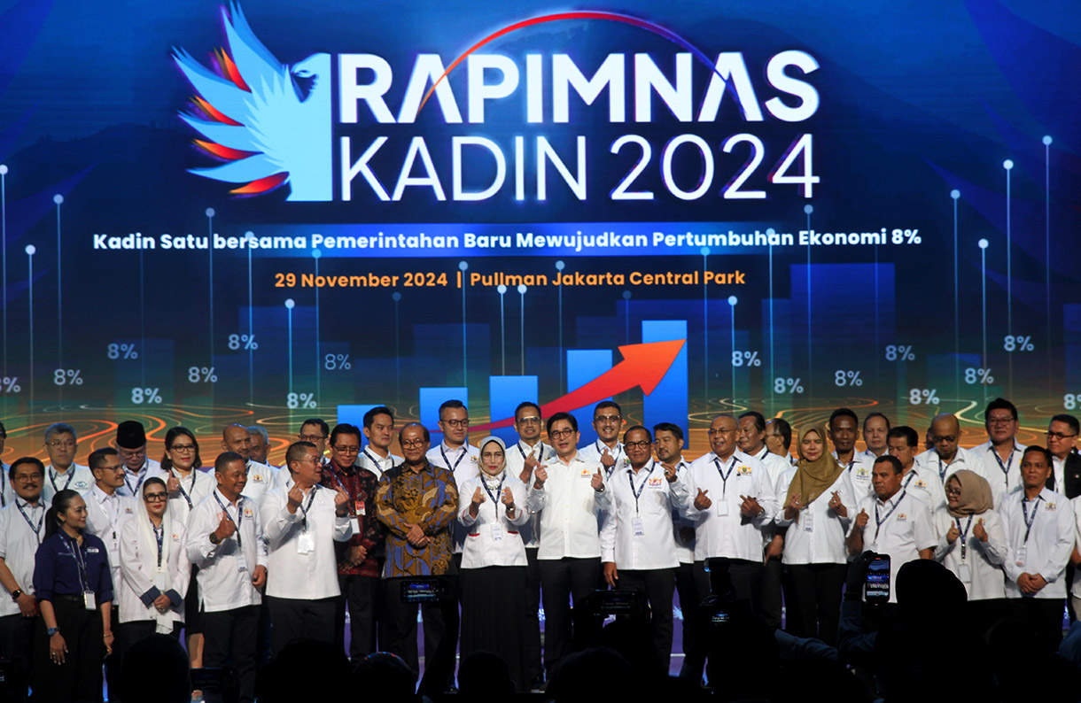 Ketua Umum Kamar Dagang dan Industri (Kadin) Indonesia Arsjad Rasjid berfoto bersama anggota usai membuka Rapat Pimpinan Nasional (Rapimnas) 2024 di Jakarta, Jumat (29/11/2024).(BeritaNasional.com/Oke Atmaja)