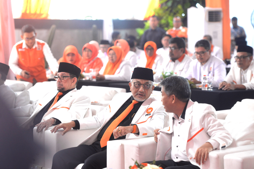 Presiden PKS Ahmad Syaikhu (tengah), Sekjen PKS Aboe Bakar Al-Habsyi (kiri), Ketua Majelis Syura PKS Salim Segaf Aljufri (kedua kanan), Wakil ketua Majelis Syura Hidayat Nur Wahid (kedua kiri) dan Ahmad Heryawan pada (kanan) berpegangan tangan bersama pada Rapimnas Partai Keadilan Sejahtera (PKS) 2024 di Kantor DPTP PKS, Jakarta Selatan, Kamis (19/9/2024).  (Berita Nasional.com/Oke Atmaja)