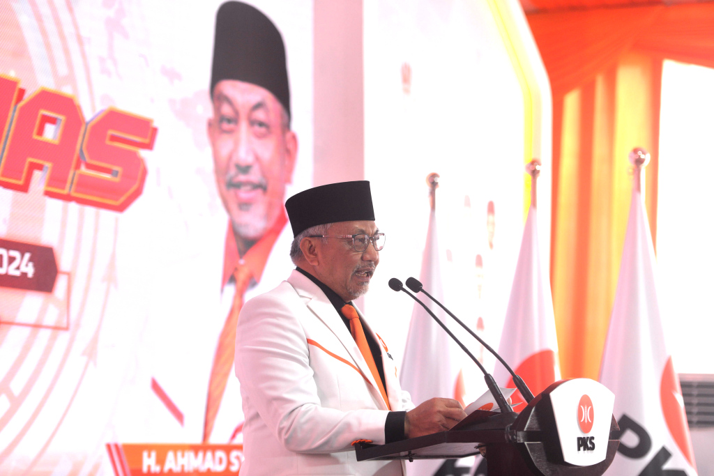 Presiden PKS Ahmad Syaikhu (tengah), Sekjen PKS Aboe Bakar Al-Habsyi (kiri), Ketua Majelis Syura PKS Salim Segaf Aljufri (kedua kanan), Wakil ketua Majelis Syura Hidayat Nur Wahid (kedua kiri) dan Ahmad Heryawan pada (kanan) berpegangan tangan bersama pada Rapimnas Partai Keadilan Sejahtera (PKS) 2024 di Kantor DPTP PKS, Jakarta Selatan, Kamis (19/9/2024).  (Berita Nasional.com/Oke Atmaja)