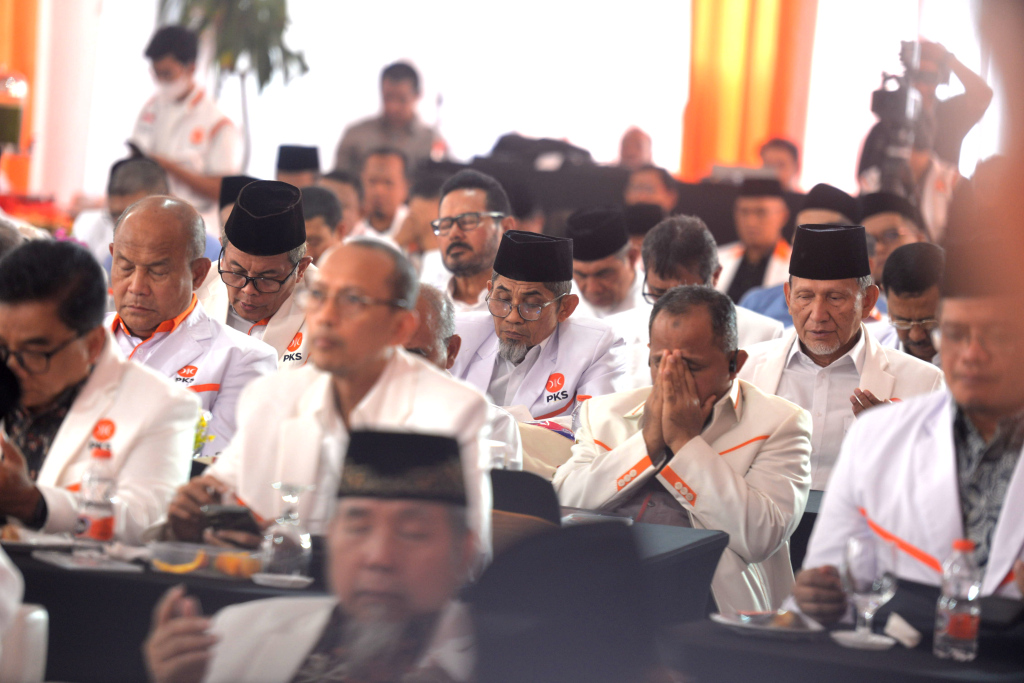 Presiden PKS Ahmad Syaikhu (tengah), Sekjen PKS Aboe Bakar Al-Habsyi (kiri), Ketua Majelis Syura PKS Salim Segaf Aljufri (kedua kanan), Wakil ketua Majelis Syura Hidayat Nur Wahid (kedua kiri) dan Ahmad Heryawan pada (kanan) berpegangan tangan bersama pada Rapimnas Partai Keadilan Sejahtera (PKS) 2024 di Kantor DPTP PKS, Jakarta Selatan, Kamis (19/9/2024).  (Berita Nasional.com/Oke Atmaja)