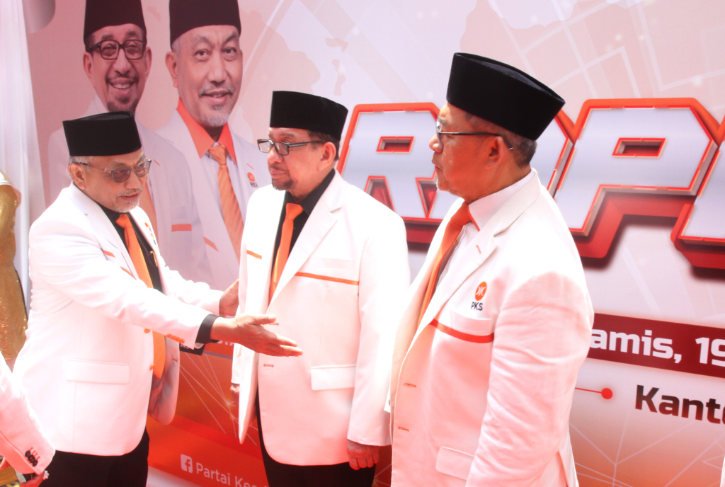 Presiden PKS Ahmad Syaikhu (tengah), Sekjen PKS Aboe Bakar Al-Habsyi (kiri), Ketua Majelis Syura PKS Salim Segaf Aljufri (kedua kanan), Wakil ketua Majelis Syura Hidayat Nur Wahid (kedua kiri) dan Ahmad Heryawan pada (kanan) berpegangan tangan bersama pada Rapimnas Partai Keadilan Sejahtera (PKS) 2024 di Kantor DPTP PKS, Jakarta Selatan, Kamis (19/9/2024).  (Berita Nasional.com/Oke Atmaja)