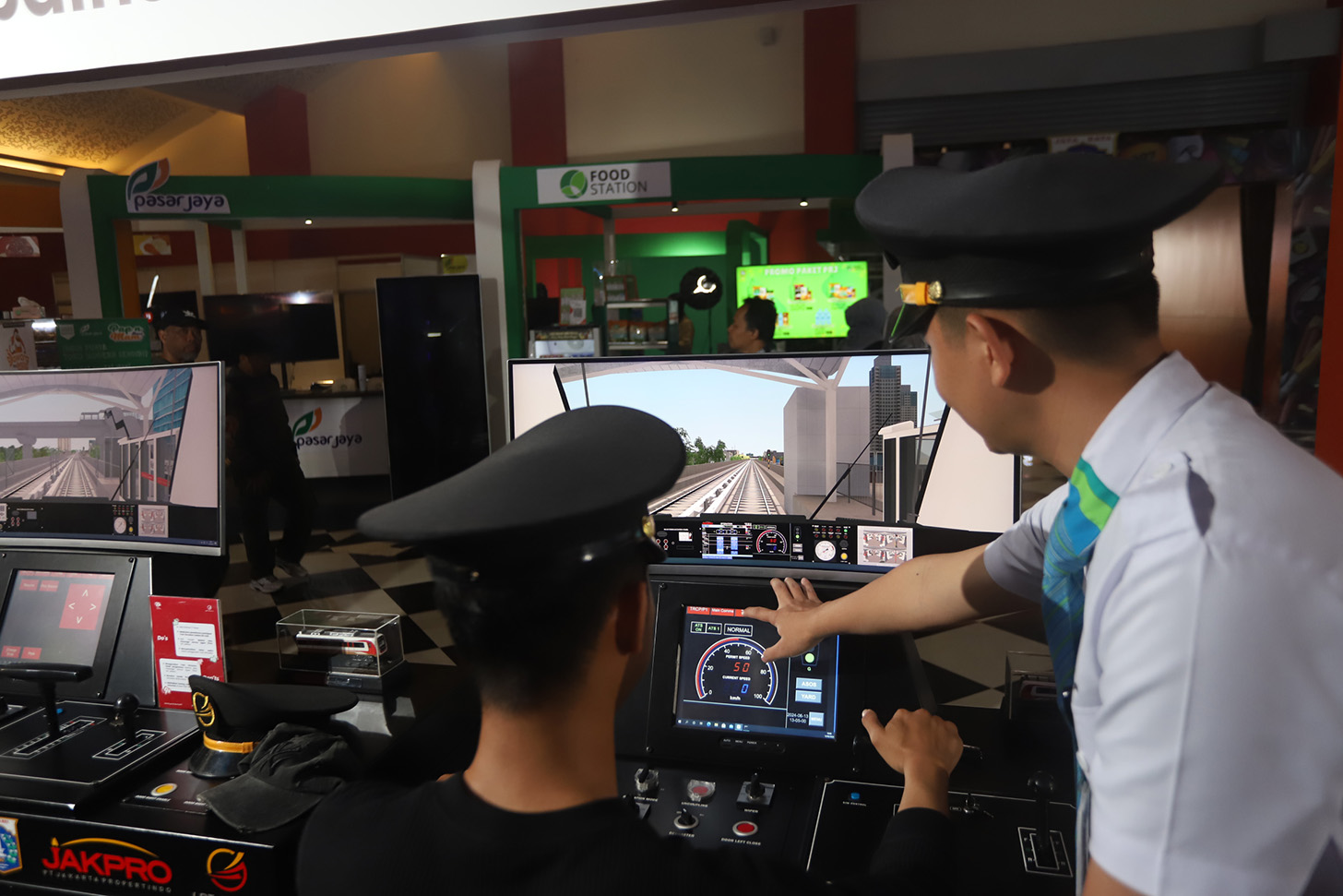 Pengunjung mencoba simulator Kereta LRT Jakarta di gelaran Jakarta Fair 2024 di Jiexpo Kemayoran, Jakarta, Jumat (14/6/2024). (BeritaNasional.Com/Oke Atmaja)