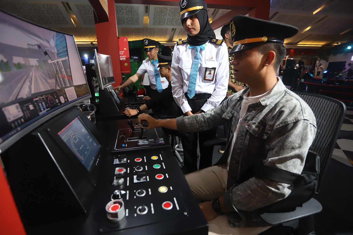 Pengunjung mencoba simulator Kereta LRT Jakarta di gelaran Jakarta Fair 2024 di Jiexpo Kemayoran, Jakarta, Jumat (14/6/2024). (BeritaNasional.Com/Oke Atmaja)