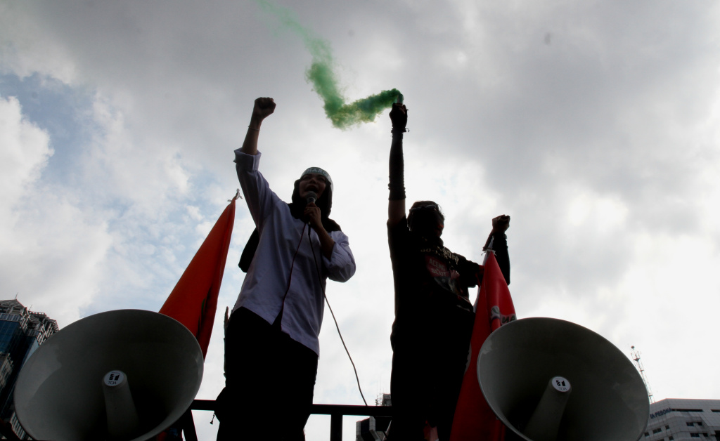 Ratusan Driver Ojol Demo di Area Patung Kuda Ratusan pengemudi ojek online (ojol) melakukan aksi unjuk rasa di kawasan Patung Kuda, Jakarta, Selasa (20/5/2025). (Beritanasional.com/Oke Atmaja)