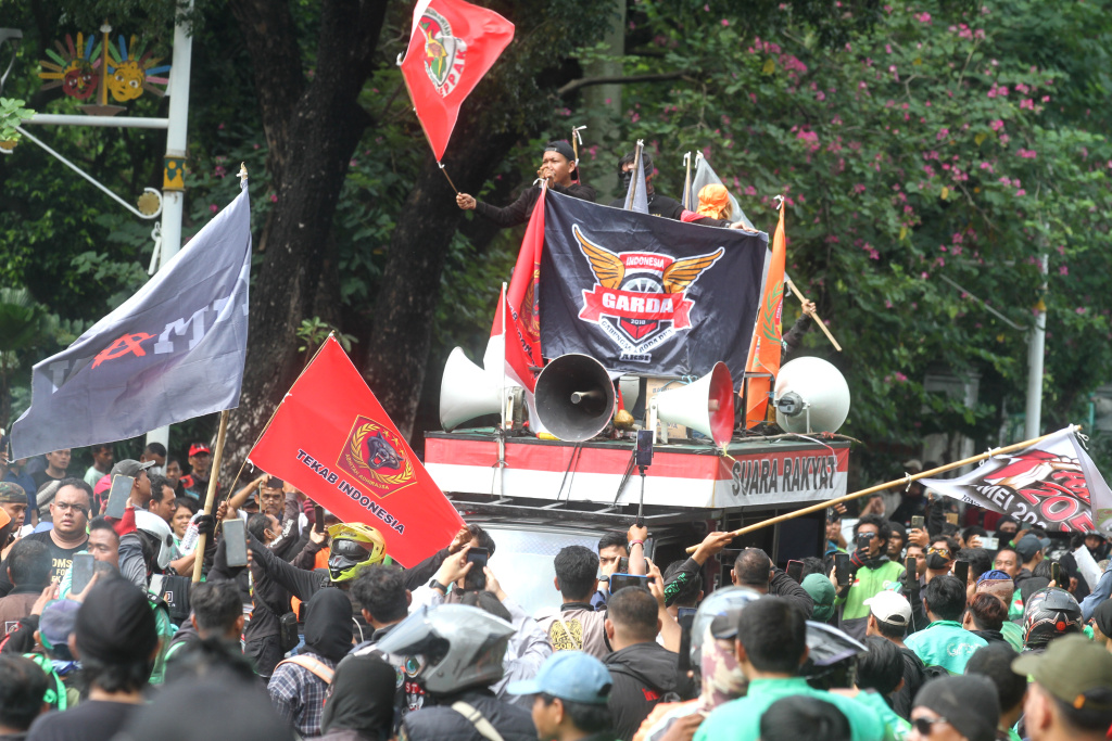 Ratusan Driver Ojol Demo di Area Patung Kuda Ratusan pengemudi ojek online (ojol) melakukan aksi unjuk rasa di kawasan Patung Kuda, Jakarta, Selasa (20/5/2025). (Beritanasional.com/Oke Atmaja)