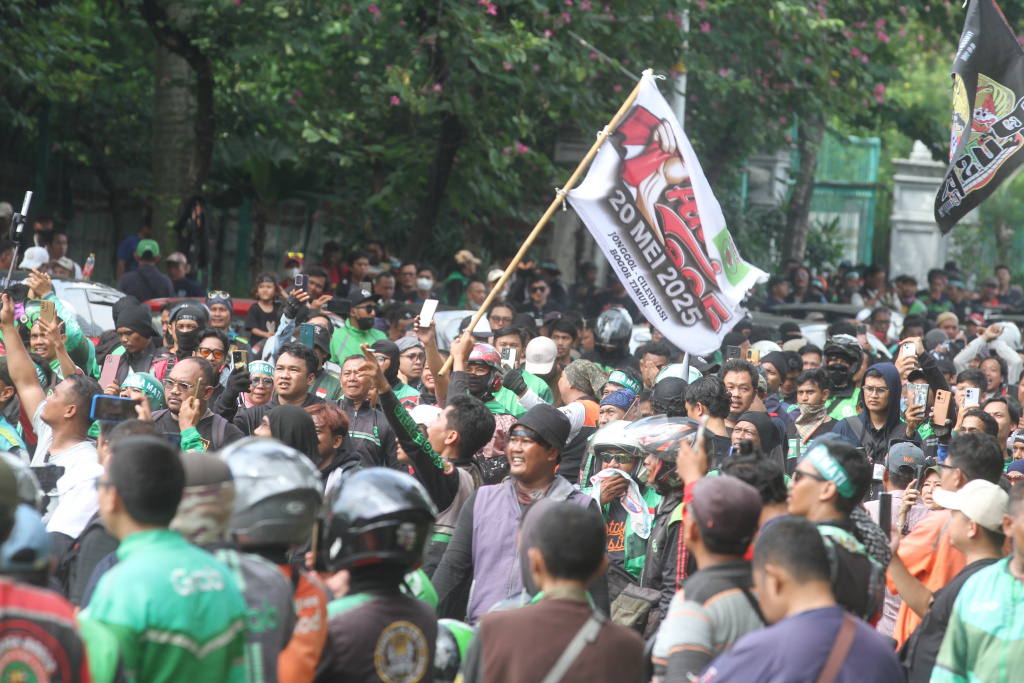 Ratusan Driver Ojol Demo di Area Patung Kuda Ratusan pengemudi ojek online (ojol) melakukan aksi unjuk rasa di kawasan Patung Kuda, Jakarta, Selasa (20/5/2025). (Beritanasional.com/Oke Atmaja)