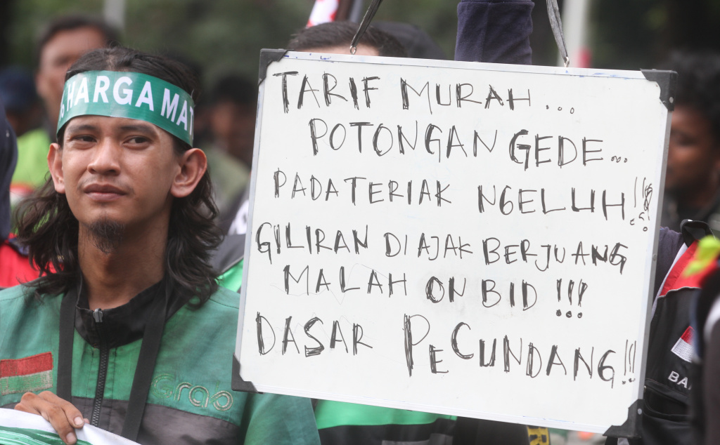 Ratusan pengemudi ojek online (ojol) melakukan aksi unjuk rasa di kawasan Patung Kuda, Jakarta, Selasa (20/5/2025). (Beritanasional.com/Oke Atmaja)
