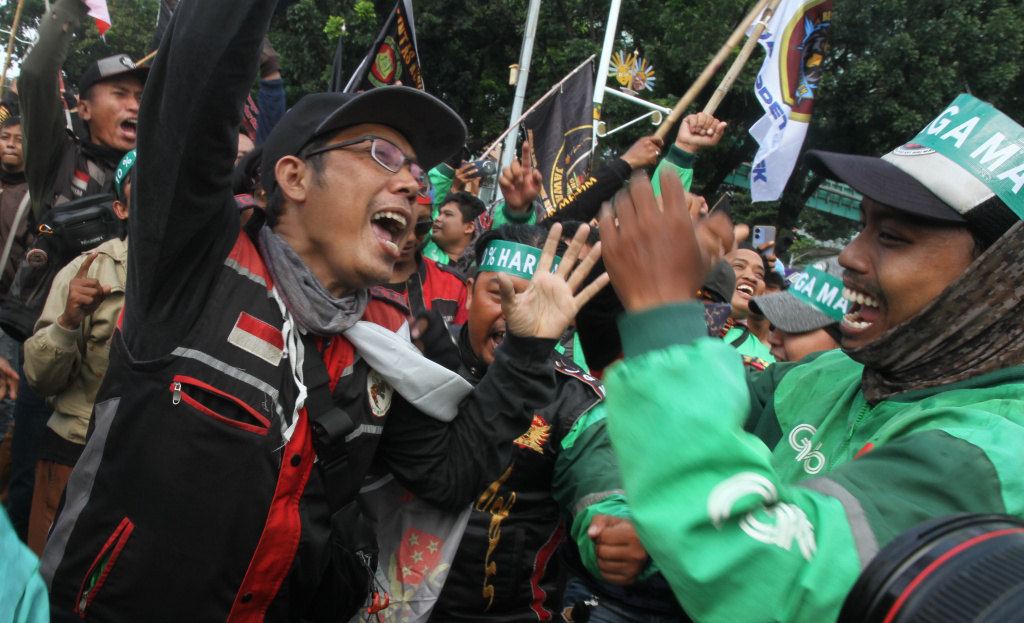 Ratusan Driver Ojol Demo di Area Patung Kuda Ratusan pengemudi ojek online (ojol) melakukan aksi unjuk rasa di kawasan Patung Kuda, Jakarta, Selasa (20/5/2025). (Beritanasional.com/Oke Atmaja)