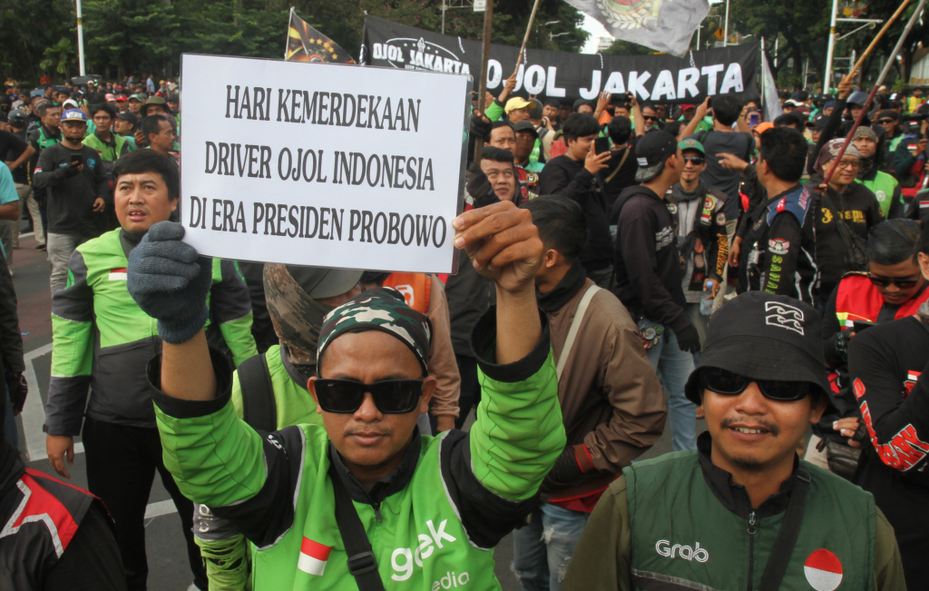 Ratusan pengemudi ojek online (ojol) melakukan aksi unjuk rasa di kawasan Patung Kuda, Jakarta, Selasa (20/5/2025). (Beritanasional.com/Oke Atmaja)