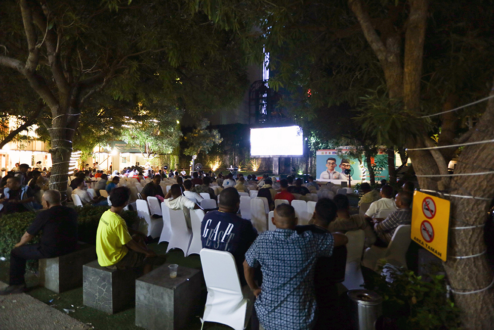 Ratusan para pendukung Ridwan Kamil-Suswono antusian nonton bareng untuk mendukung pasangan nomor urut 1 Ridwan-Suswono. (BeritaNasional/Tim Rido/Elvis Sendouw)