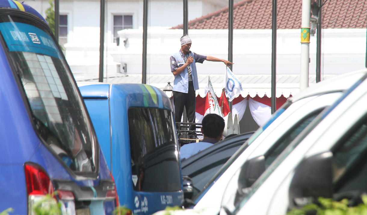 Kelompok sopir Mikrotrans atau angkot Jaklingko dan Mikrolet Jakarta melakukan aksi demonstrasi di depan gedung Balai Kota DKI Jakarta, Selasa (30/7/2024).  (BeritaNasional.com/Oke Atmaja)