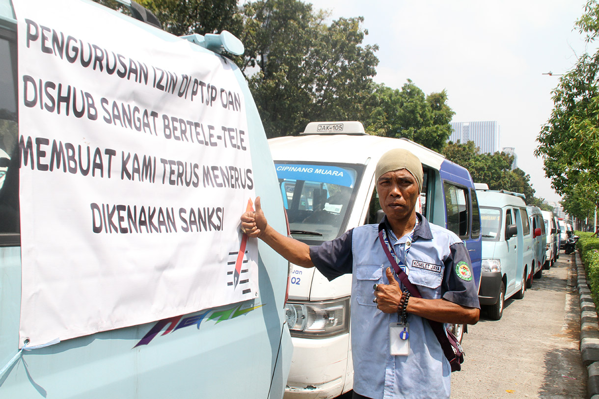 Kelompok sopir Mikrotrans atau angkot Jaklingko dan Mikrolet Jakarta melakukan aksi demonstrasi di depan gedung Balai Kota DKI Jakarta, Selasa (30/7/2024).  (BeritaNasional.com/Oke Atmaja)