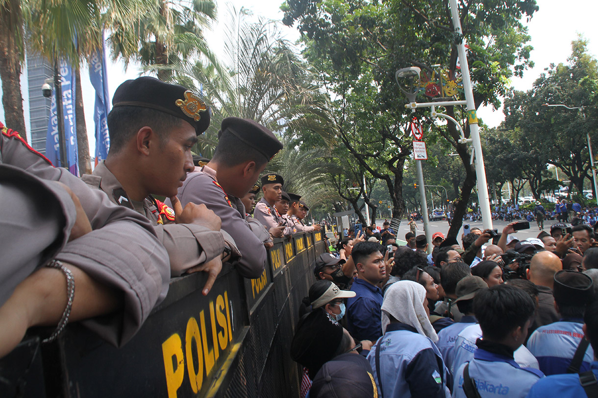 Kelompok sopir Mikrotrans atau angkot Jaklingko dan Mikrolet Jakarta melakukan aksi demonstrasi di depan gedung Balai Kota DKI Jakarta, Selasa (30/7/2024).  (BeritaNasional.com/Oke Atmaja)