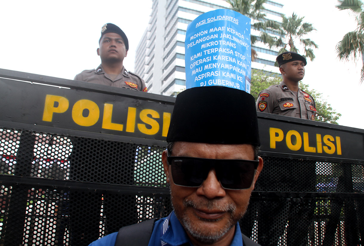 Kelompok sopir Mikrotrans atau angkot Jaklingko dan Mikrolet Jakarta melakukan aksi demonstrasi di depan gedung Balai Kota DKI Jakarta, Selasa (30/7/2024).  (BeritaNasional.com/Oke Atmaja)