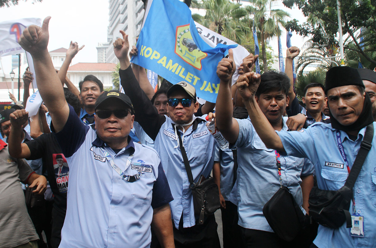 Kelompok sopir Mikrotrans atau angkot Jaklingko dan Mikrolet Jakarta melakukan aksi demonstrasi di depan gedung Balai Kota DKI Jakarta, Selasa (30/7/2024).  (BeritaNasional.com/Oke Atmaja)