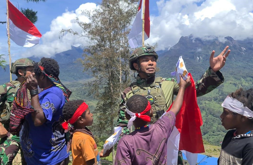 Peringati HUT RI KE-79, personel Titik Kuat Pintu Jawa Satgas Pamtas Mobile RI-PNG Yonif 323/Buaya Putih menyelenggarakan lomba 17 Agustus bersama masyarakat pedalaman Papua. (BeritaNasional/HO/Elvis Sendouw)