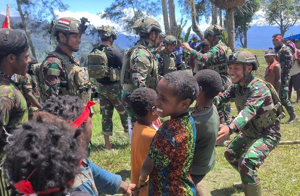 Peringati HUT RI KE-79, personel Titik Kuat Pintu Jawa Satgas Pamtas Mobile RI-PNG Yonif 323/Buaya Putih menyelenggarakan lomba 17 Agustus bersama masyarakat pedalaman Papua. (BeritaNasional/HO/Elvis Sendouw)