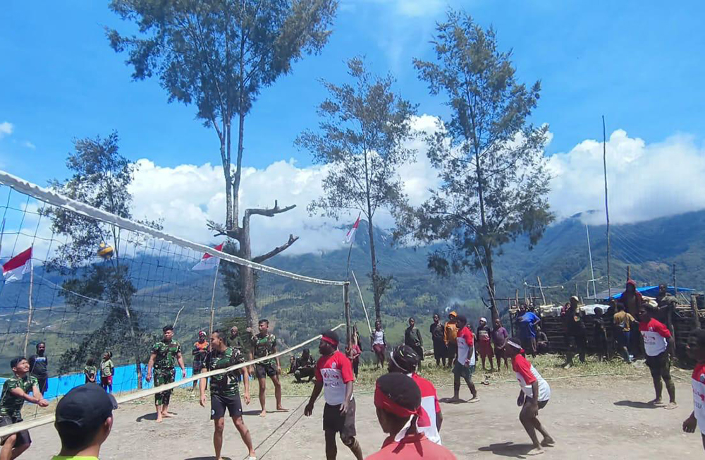 Peringati HUT RI KE-79, personel Titik Kuat Pintu Jawa Satgas Pamtas Mobile RI-PNG Yonif 323/Buaya Putih menyelenggarakan lomba 17 Agustus bersama masyarakat pedalaman Papua. (BeritaNasional/HO/Elvis Sendouw)