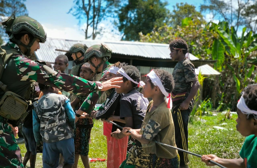 Peringati HUT RI KE-79, personel Titik Kuat Pintu Jawa Satgas Pamtas Mobile RI-PNG Yonif 323/Buaya Putih menyelenggarakan lomba 17 Agustus bersama masyarakat pedalaman Papua. (BeritaNasional/HO/Elvis Sendouw)