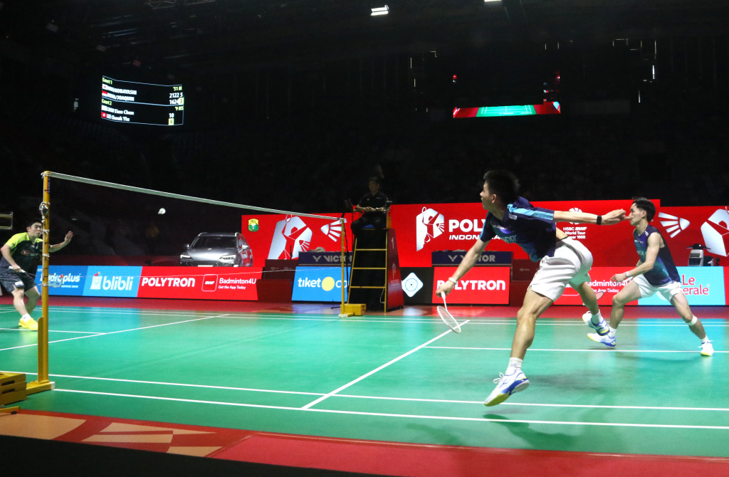 Pebulu tangkis ganda putra Indonesia Raymond Indra dan Nikolaus Joaquin mengembalikan kok ke arah ganda putra Jepang Takuro Hoki dan Yugo Kobayashi pada babak 8 besar Polytron Indonesia Open 2026 di Istora Senayan, Jakarta, Jumat (5/6/2026). (Beritanasional.com/Oke Atmaja)