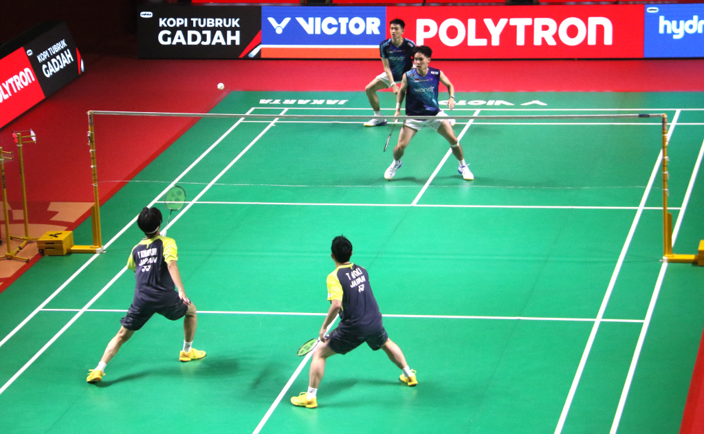 Pebulu tangkis ganda putra Indonesia Raymond Indra dan Nikolaus Joaquin mengembalikan kok ke arah ganda putra Jepang Takuro Hoki dan Yugo Kobayashi pada babak 8 besar Polytron Indonesia Open 2026 di Istora Senayan, Jakarta, Jumat (5/6/2026). (Beritanasional.com/Oke Atmaja)