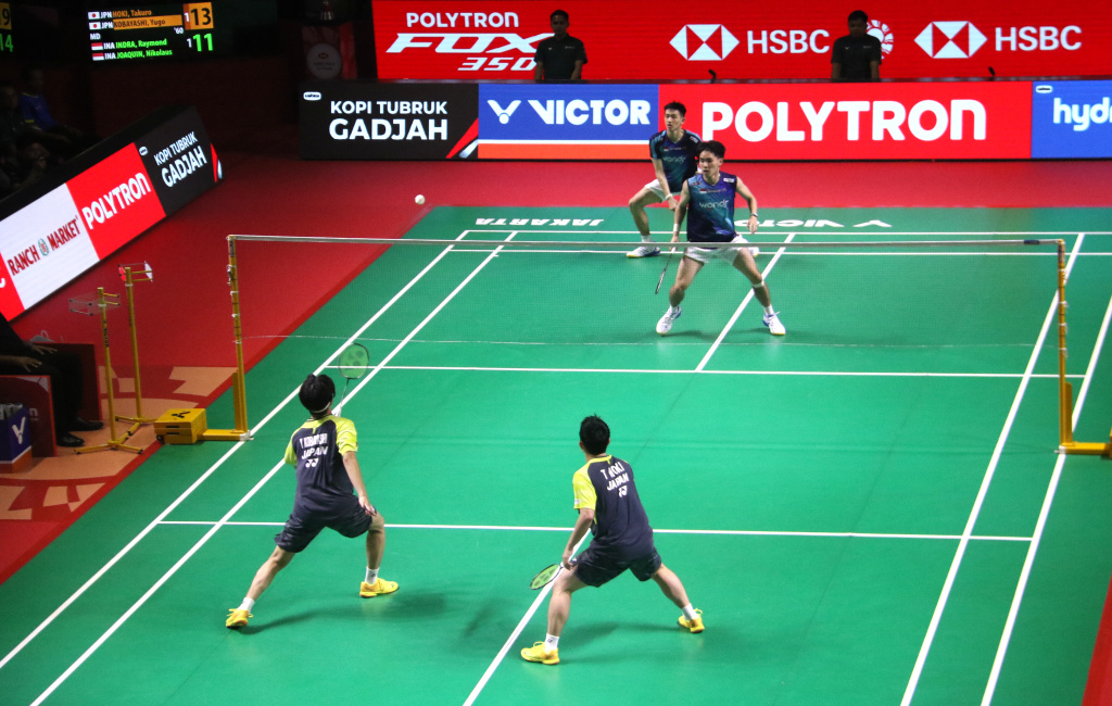 Pebulu tangkis ganda putra Indonesia Raymond Indra dan Nikolaus Joaquin mengembalikan kok ke arah ganda putra Jepang Takuro Hoki dan Yugo Kobayashi pada babak 8 besar Polytron Indonesia Open 2026 di Istora Senayan, Jakarta, Jumat (5/6/2026). (Beritanasional.com/Oke Atmaja)