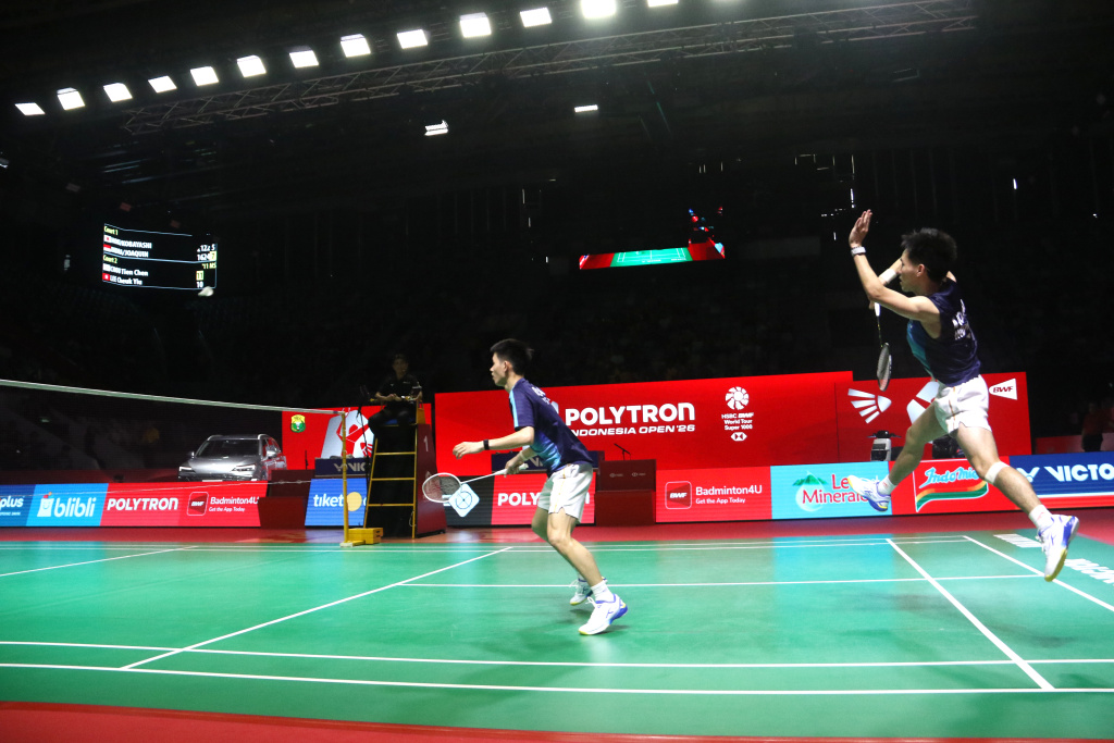 Pebulu tangkis ganda putra Indonesia Raymond Indra dan Nikolaus Joaquin mengembalikan kok ke arah ganda putra Jepang Takuro Hoki dan Yugo Kobayashi pada babak 8 besar Polytron Indonesia Open 2026 di Istora Senayan, Jakarta, Jumat (5/6/2026). (Beritanasional.com/Oke Atmaja)