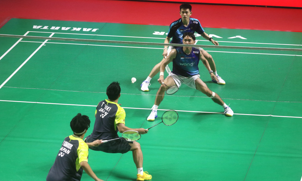 Pebulu tangkis ganda putra Indonesia Raymond Indra/Nikolaus Joaquin mengembalikan kok ke ganda putra Jepang Takuro Hoki/Yugo Kobayashi. (Beritanasional/Oke Atmaja)
