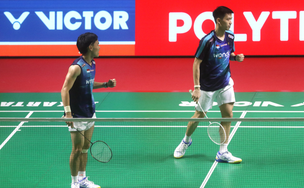 Pebulu tangkis ganda putra Indonesia Raymond Indra dan Nikolaus Joaquin mengembalikan kok ke arah ganda putra Jepang Takuro Hoki dan Yugo Kobayashi pada babak 8 besar Polytron Indonesia Open 2026 di Istora Senayan, Jakarta, Jumat (5/6/2026). (Beritanasional.com/Oke Atmaja)