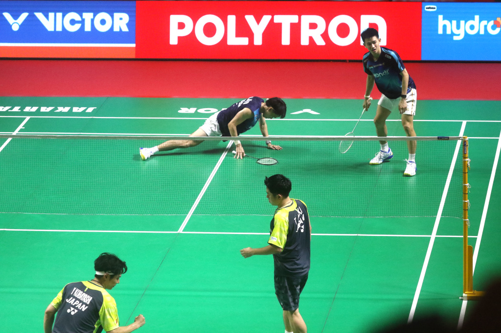 Pebulu tangkis ganda putra Indonesia Raymond Indra dan Nikolaus Joaquin mengembalikan kok ke arah ganda putra Jepang Takuro Hoki dan Yugo Kobayashi pada babak 8 besar Polytron Indonesia Open 2026 di Istora Senayan, Jakarta, Jumat (5/6/2026). (Beritanasional.com/Oke Atmaja)