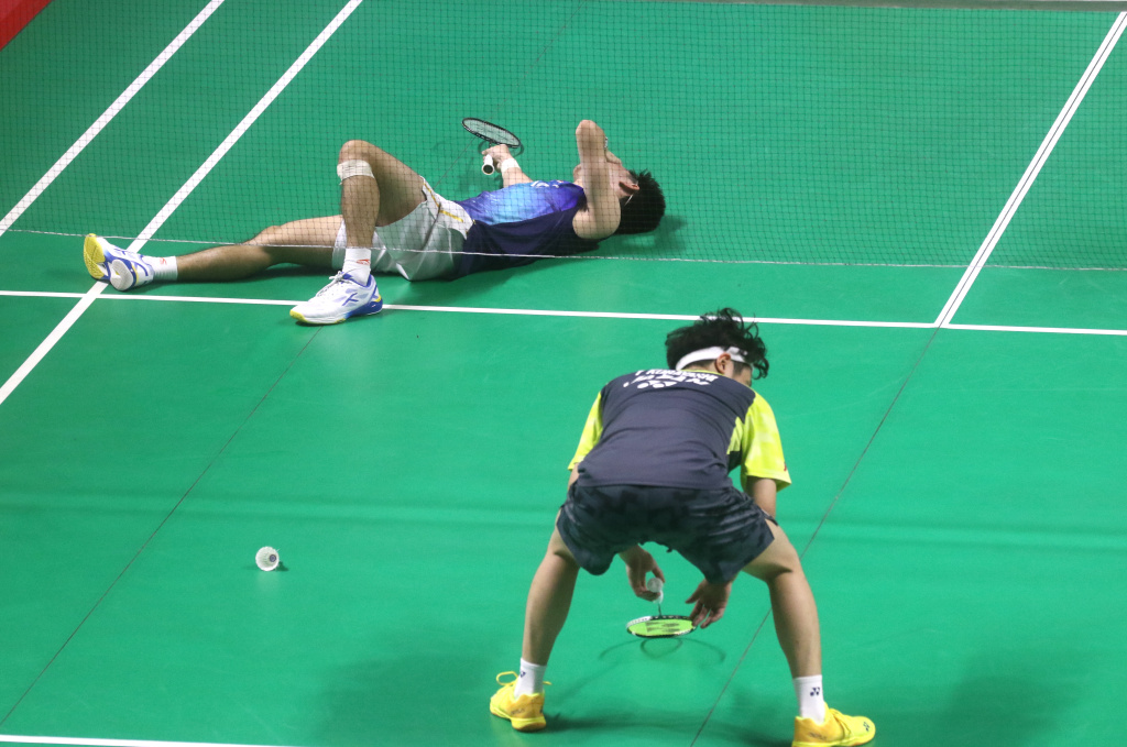 Pebulu tangkis ganda putra Indonesia Raymond Indra dan Nikolaus Joaquin mengembalikan kok ke arah ganda putra Jepang Takuro Hoki dan Yugo Kobayashi pada babak 8 besar Polytron Indonesia Open 2026 di Istora Senayan, Jakarta, Jumat (5/6/2026). (Beritanasional.com/Oke Atmaja)
