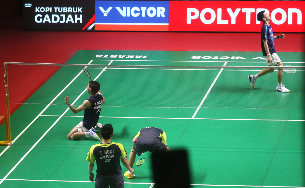 Pebulu tangkis ganda putra Indonesia Raymond Indra dan Nikolaus Joaquin mengembalikan kok ke arah ganda putra Jepang Takuro Hoki dan Yugo Kobayashi pada babak 8 besar Polytron Indonesia Open 2026 di Istora Senayan, Jakarta, Jumat (5/6/2026). (Beritanasional.com/Oke Atmaja)