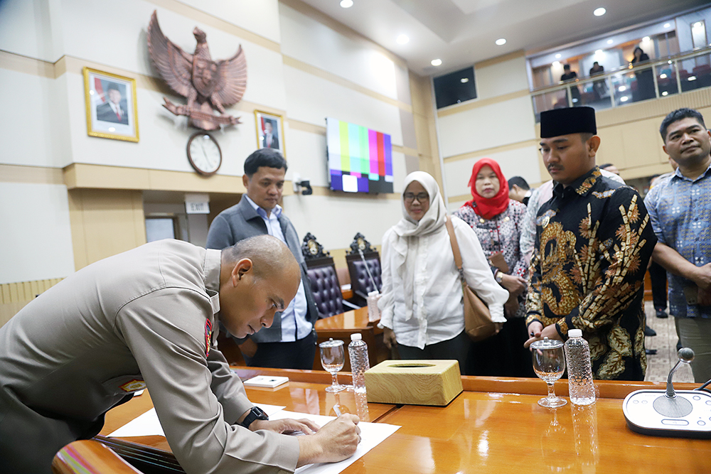RDP Komisi III Minta Pengembang Pastikan Hak Beribadah Warga Cluster di Bekasi Rapat Dengar Pendapat (RDP) bersama Bupati Bekasi, Polres Bekasi, Direksi PT. Hasana Damai Putra, Perwakilan Warga Vasana dan Neo Vasana Kabupaten Bekasi. (BeritaNasional/Elvis Sendouw)