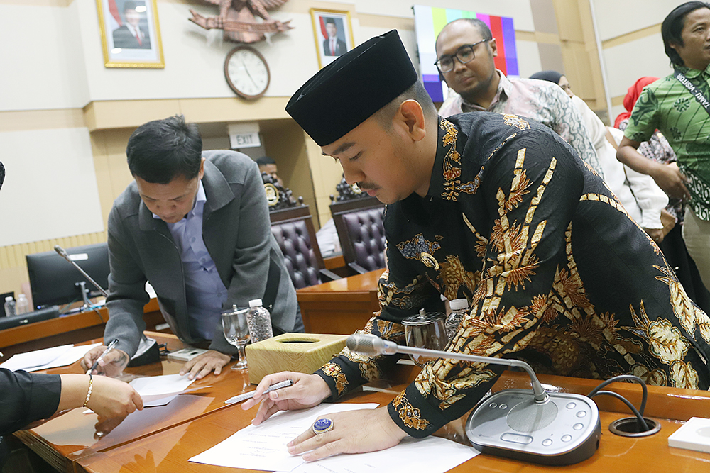 RDP Komisi III Minta Pengembang Pastikan Hak Beribadah Warga Cluster di Bekasi Rapat Dengar Pendapat (RDP) bersama Bupati Bekasi, Polres Bekasi, Direksi PT. Hasana Damai Putra, Perwakilan Warga Vasana dan Neo Vasana Kabupaten Bekasi. (BeritaNasional/Elvis Sendouw)