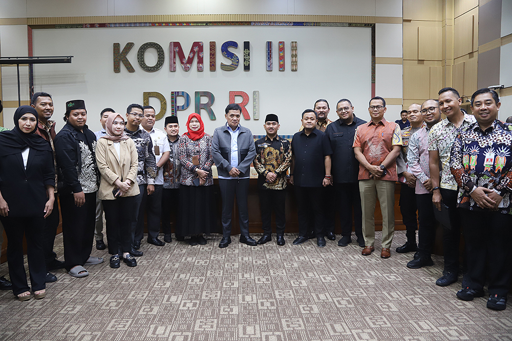 RDP Komisi III Minta Pengembang Pastikan Hak Beribadah Warga Cluster di Bekasi Rapat Dengar Pendapat (RDP) bersama Bupati Bekasi, Polres Bekasi, Direksi PT. Hasana Damai Putra, Perwakilan Warga Vasana dan Neo Vasana Kabupaten Bekasi. (BeritaNasional/Elvis Sendouw)