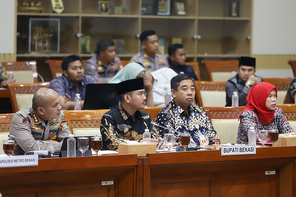 RDP Komisi III Minta Pengembang Pastikan Hak Beribadah Warga Cluster di Bekasi Rapat Dengar Pendapat (RDP) bersama Bupati Bekasi, Polres Bekasi, Direksi PT. Hasana Damai Putra, Perwakilan Warga Vasana dan Neo Vasana Kabupaten Bekasi. (BeritaNasional/Elvis Sendouw)