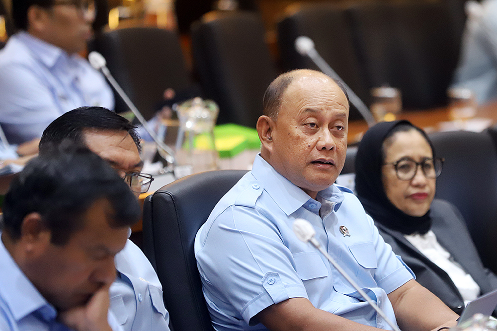 Kepala Badan Gizi Nasional (BGN) Dadan Hindayana mengikuti rapat dengan pendapat bersama komisi IX bahas BGN. (BeritaNasional/Elvis Sendouw)
