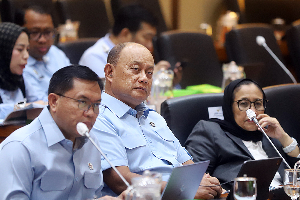 Kepala Badan Gizi Nasional (BGN) Dadan Hindayana mengikuti rapat dengan pendapat bersama komisi IX bahas BGN. (BeritaNasional/Elvis Sendouw)